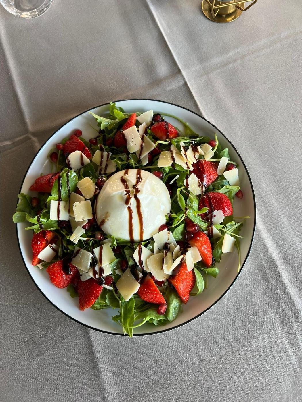 Salat mit Burrata, Erdbeeren, Rucola und Grana Padano