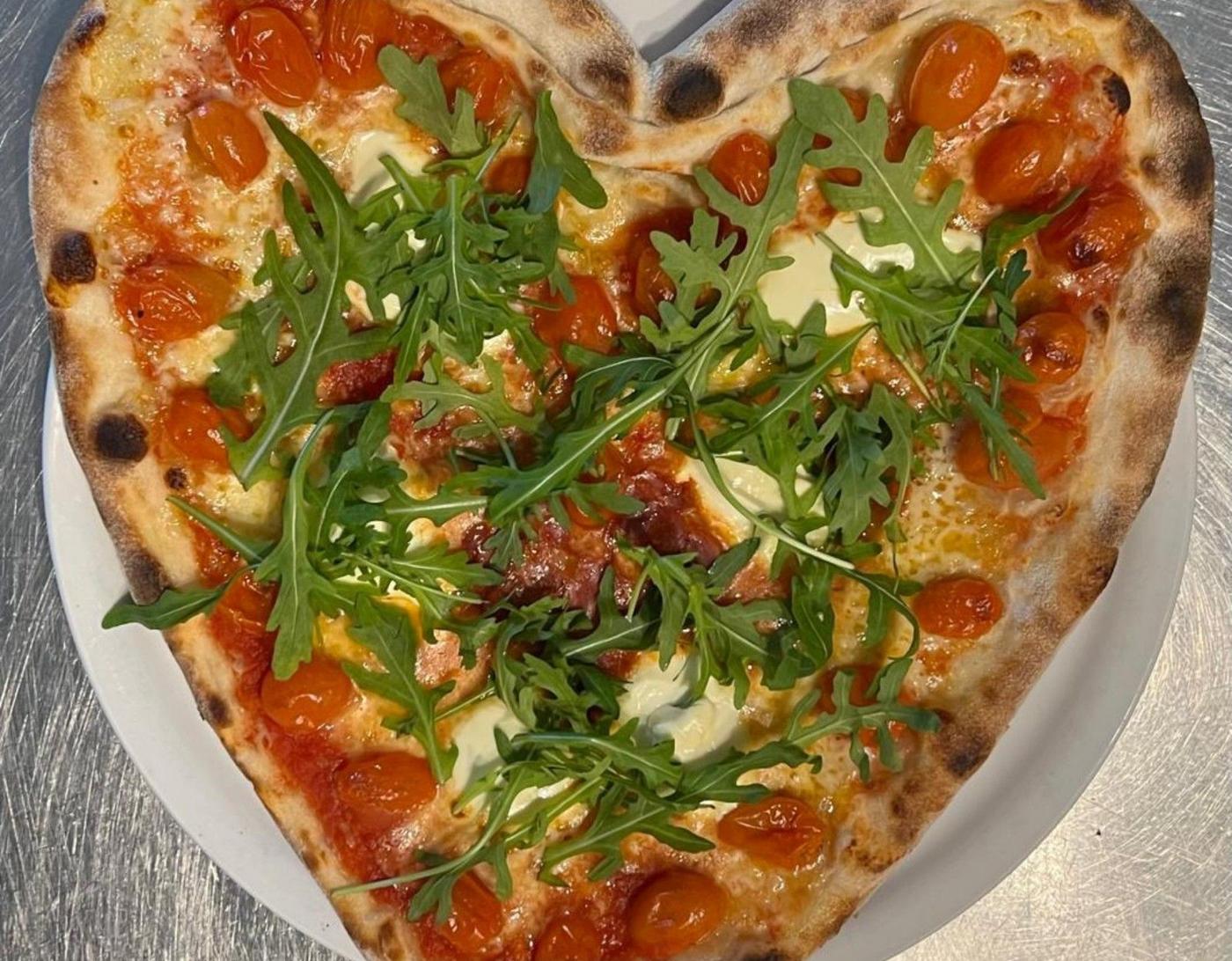 Pizza mit Rucola und Grana Padano