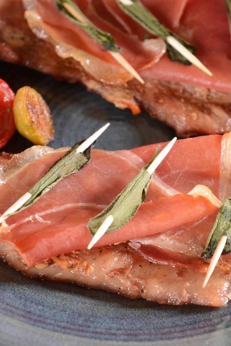 Saltimbocca alla Romana: Kalbsschnitzel mit Parmaschinken und Salbei