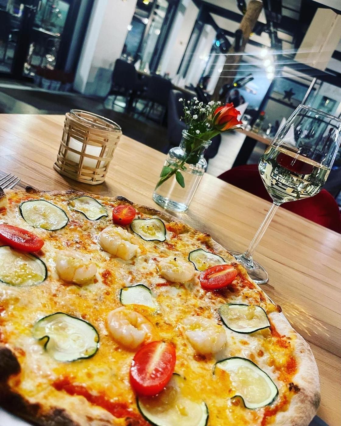 Pizza Speciale La Riva mit Zucchetti und marinierten Crevetten