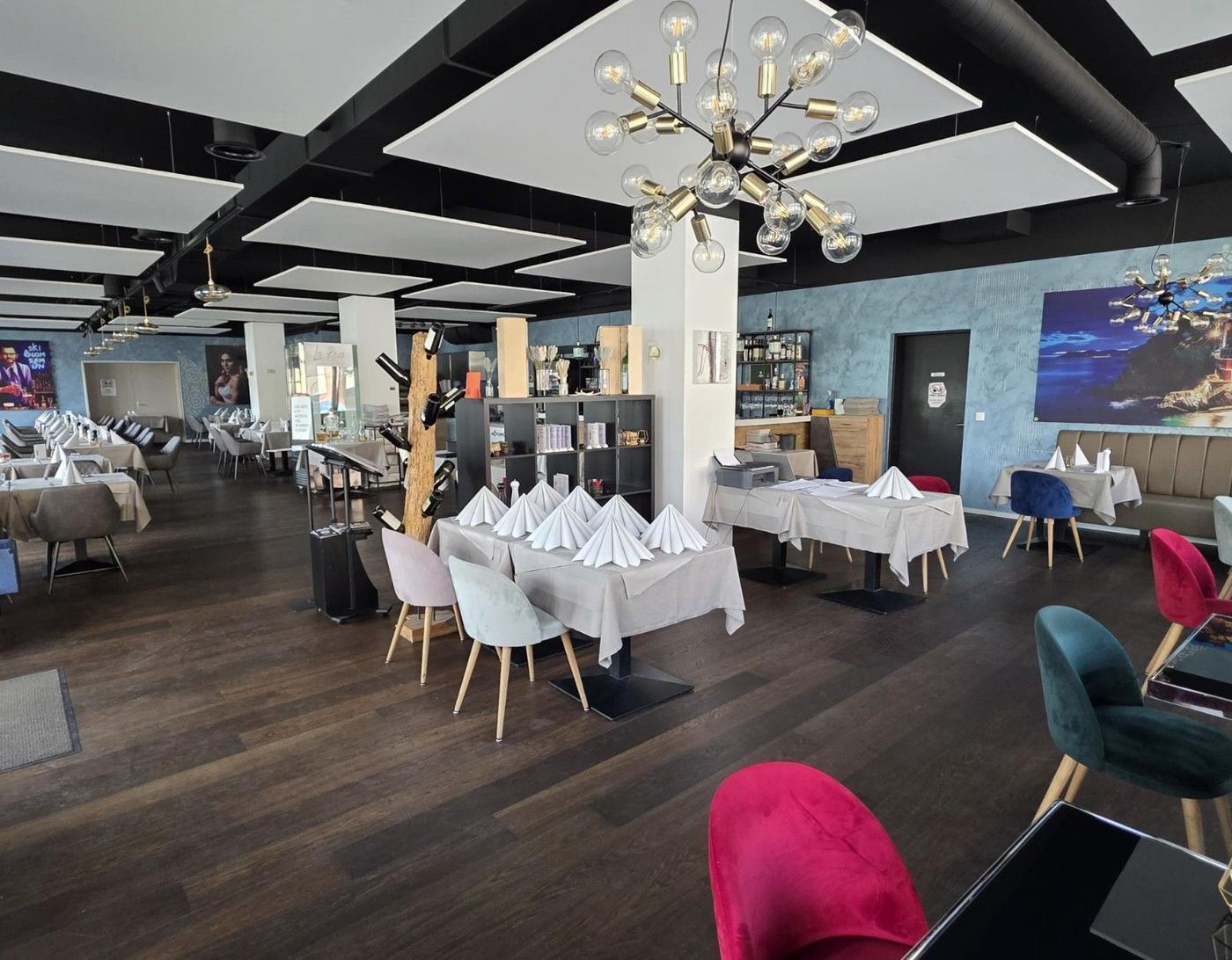 Der Gastraum des La Riva mit Blick zur Bar