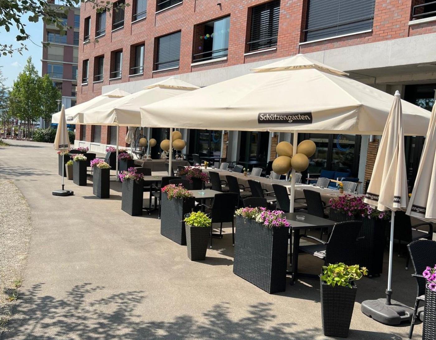 Die Terrasse des La Riva mit Sonnenschirmen an der Hamelstrasse